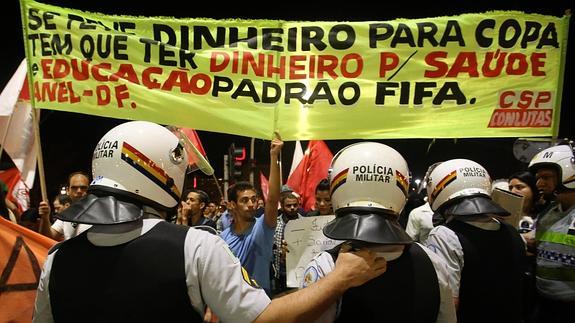 Manifestantes protestan contra la organización del Mundial de Fútbol. 