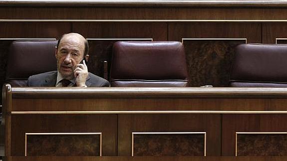 El líder del PSOE, Alfredo Pérez Rubalcaba, durante el Pleno del Congreso