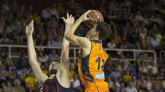 Lucic intenta anotar ante Tomic. 