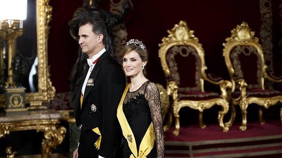 Letizia, junto al Príncipe, en su última cena de gala.  