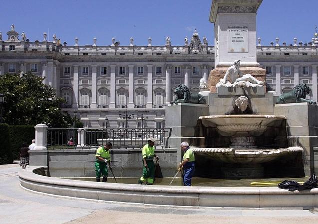 Los operarios del Ayuntamiento arreglan parques y jardines para el jueves.