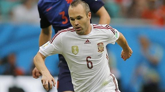 Iniesta conduce el balón durante el España-Holanda. 