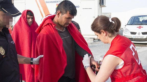 Uno de los 20 inmigrantes rescatados hoy en Castel de Ferro.