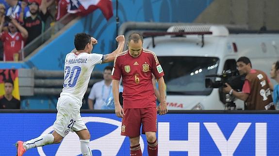 Andrés Iniesta, tras un gol chileno. 