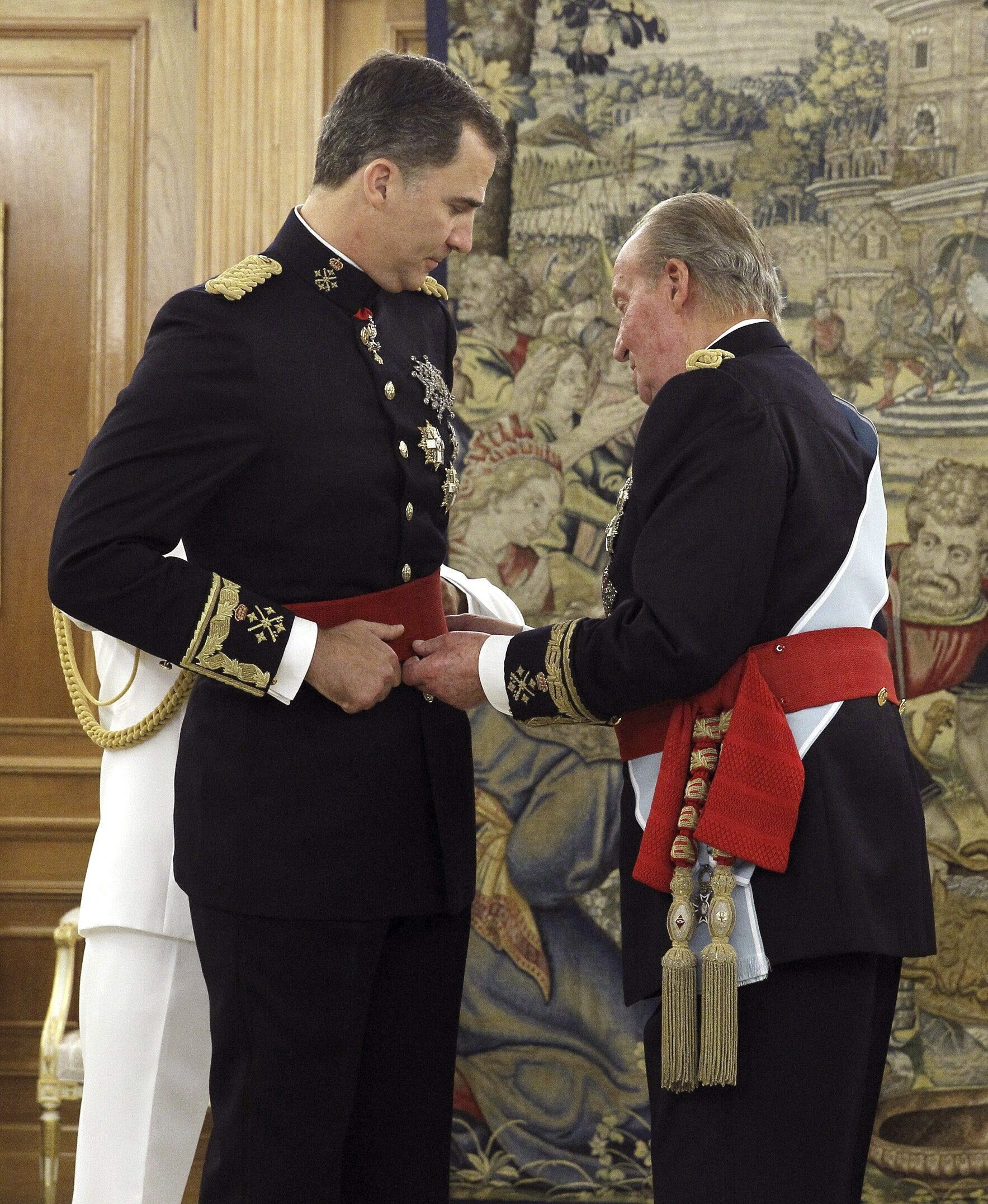 Don Juan Carlos impone el fajín a Felipe VI. 
