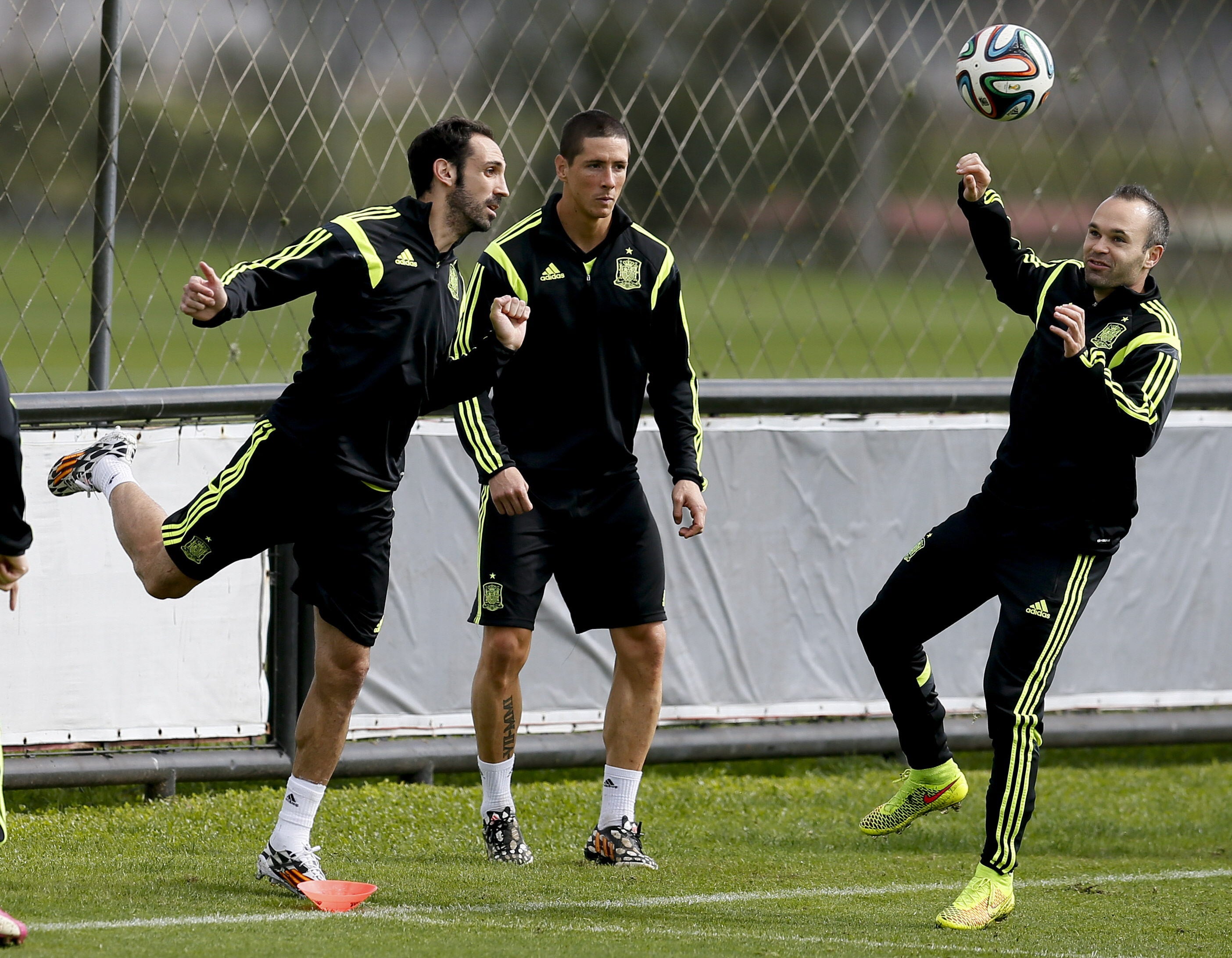 Juanfran, junto a Torres en un entrenamiento. 