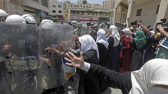 Palestinos protestan para exigir la liberación de miembros de Hamás. 