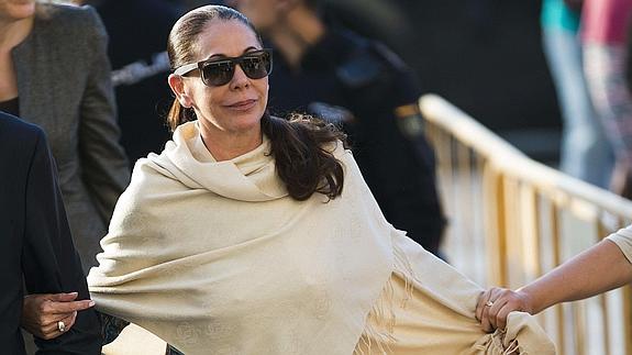 Isabel Pantoja, a su llegada hoy a la Audiencia de Málaga. 