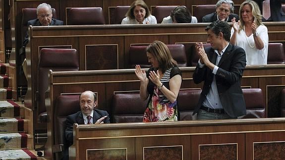 El Congreso despide a Rubalcaba con un fuerte aplauso.