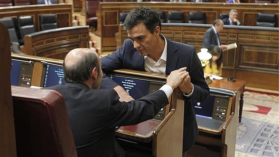 Pedro Sánchez habla con Rubalcaba hoy en el Congreso.