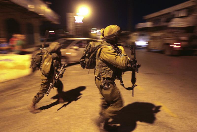 Soldados israelíes patrullan las calles de Hebrón (Palestina)