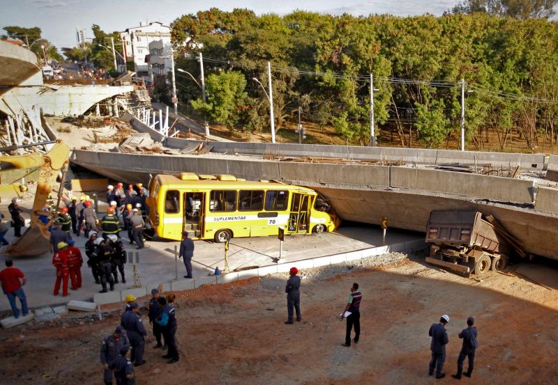 El puente se ha desplomado sobre un autobús