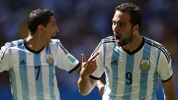 Di María (i) e Higuaín celebran un gol contra Bélgica. 