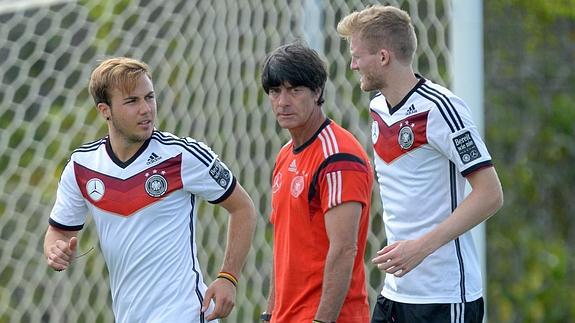 Joachim Löw (c), Mario Goetze (i) y Andre Schürrle (d), en un entrenamiento. 