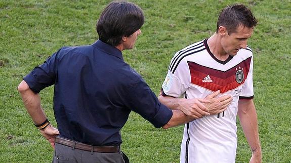 Löw da instrucciones a Klose. 