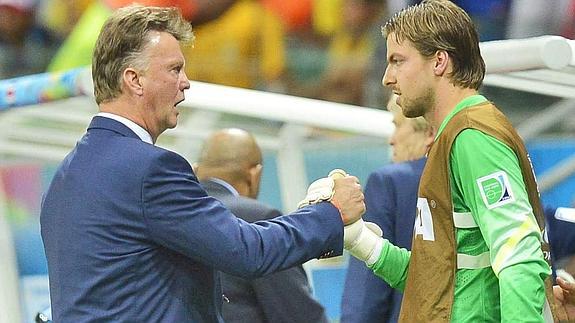 Van Gaal da instrucciones a Krul. 