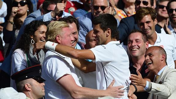 Novak Djokovic se abraza a Boris Becker tras ganar la final de Wimbledon. 