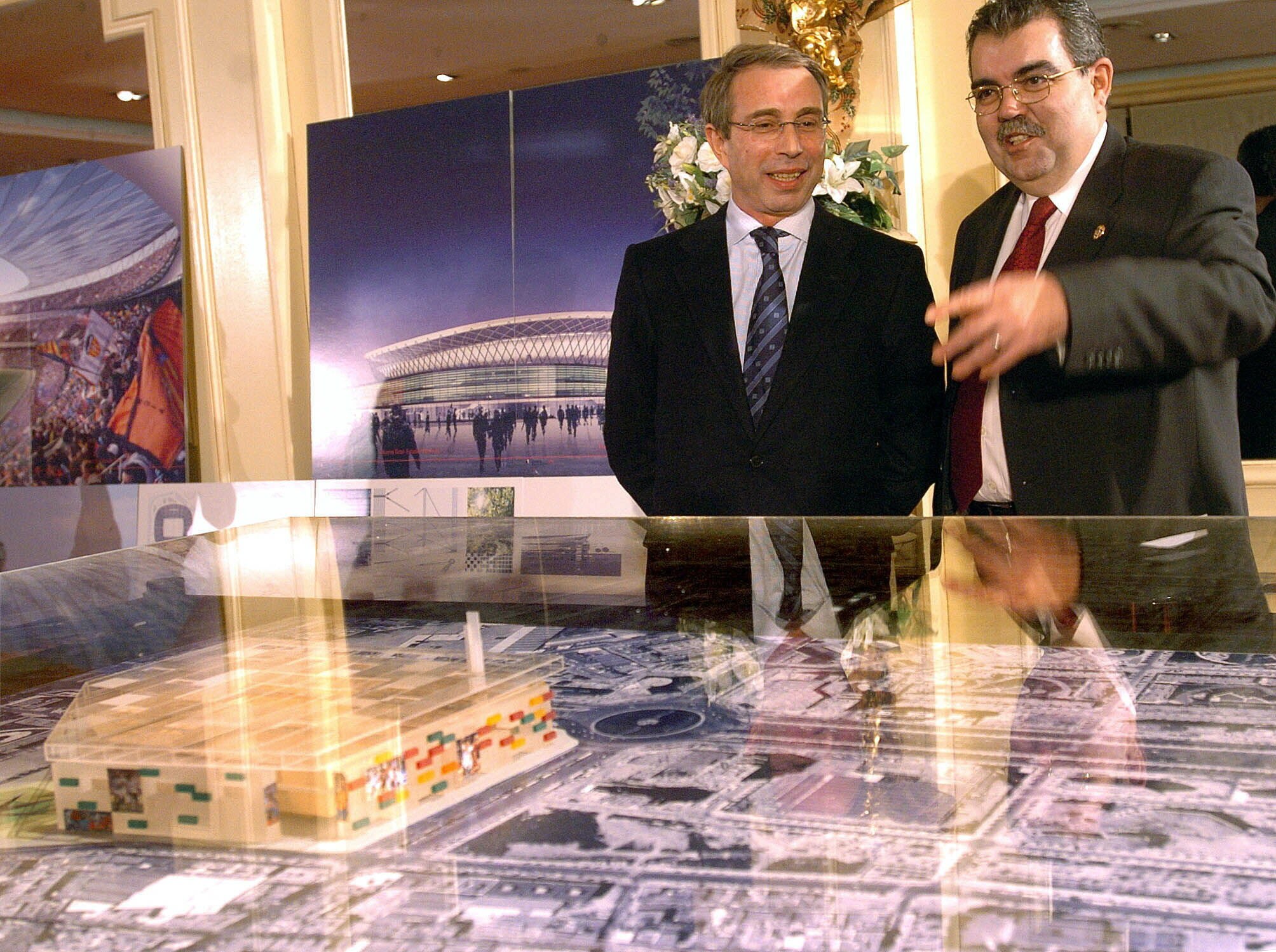 Soriano (I) y Soler contemplan las obras del nuevo estadio de Mestalla. 