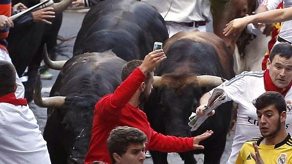 Un corredor se hace un 'selfie' en el encierro. 