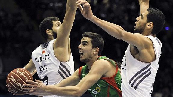 Satoransky se cuela entre Mirotic y Bourousis. 