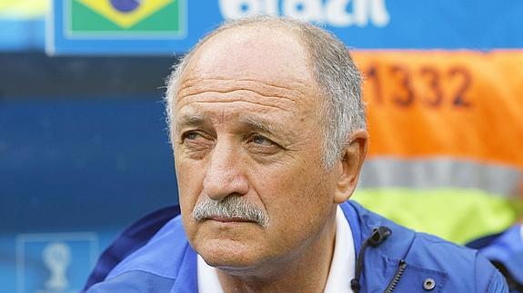 Scolari, sentado en el banquillo de Brasil ante Holanda. 