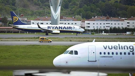 Aviones de Ryanair y Vueling en el aeropuerto de Loiu. 