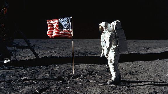 Neil Armstrong, junto a l bandera estadounidense. 