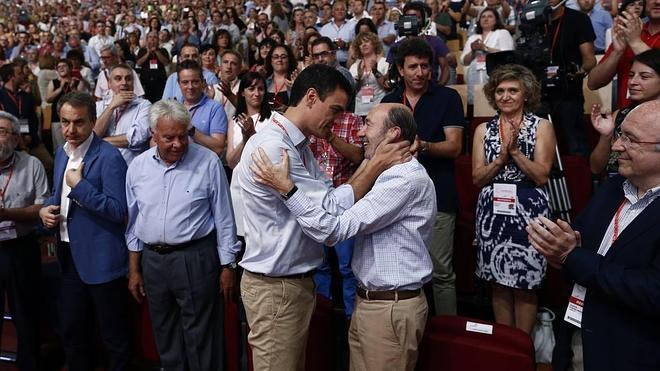 Pedro Sánchez, saluda a su antecesor, Alfredo Pérez Rubalcaba. 