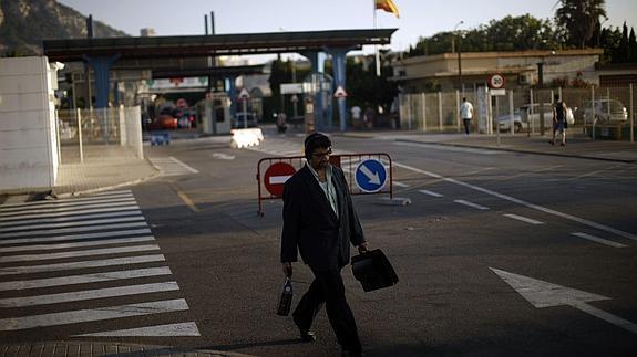 Un permiso permitirá a los trabajadores cruzar el paso aduanero de Gibraltar