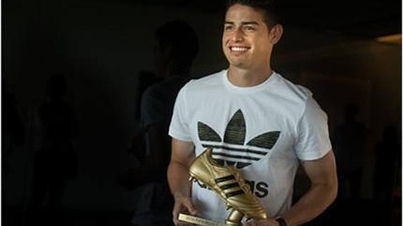 James posa con la Bota de Oro. 