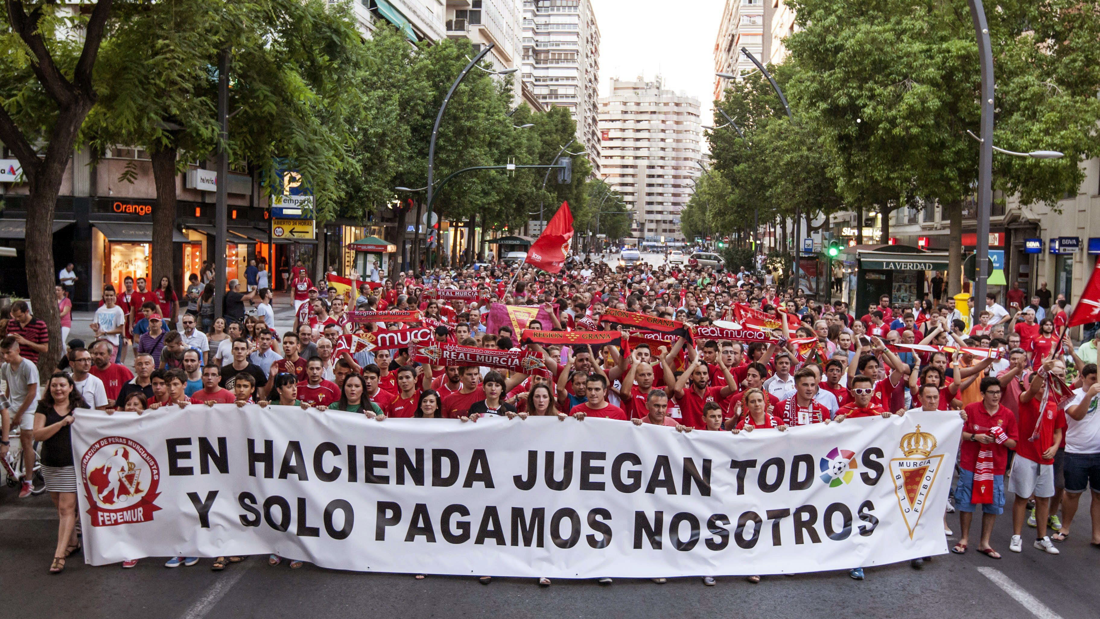 Aficionados del Murcia protestan por el descenso de su equipo. 