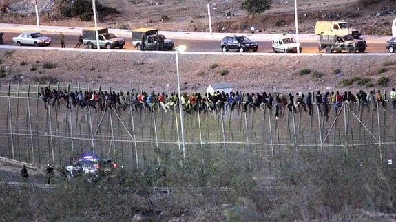 Inmigrantes en la valla de Melilla. 