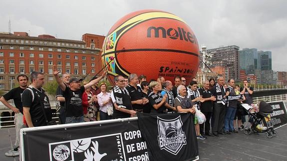 Un grupo de aficionados del Bilbao Basket protesta ante la exclusión de su equipo de la Liga. 