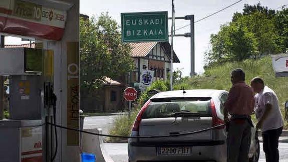 Un coche carga el deposito de su coche en la frontera entre Cantabria y Bizkaia