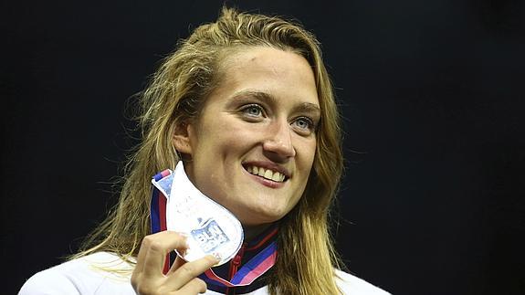 Mireia Belmonte luce su medalla de plata. 