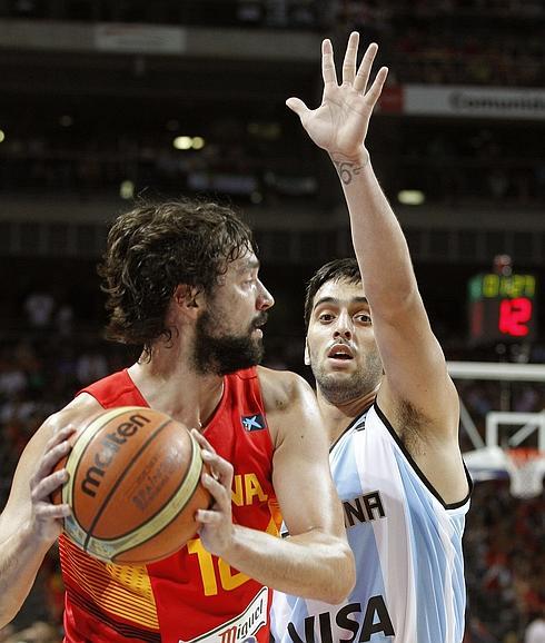 Sergio Llull, con el balón ante Campazzo. 