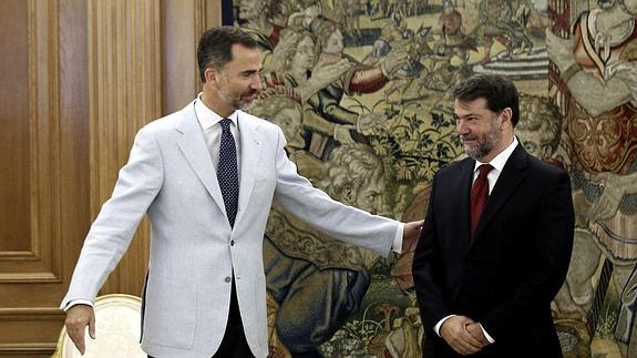 Felipe VI, con Pedro Alonso.
