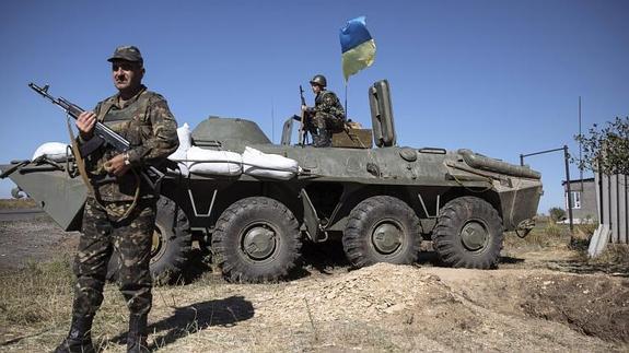 Soldados ucranianos en un control cercano a la ciudad ucraniana de Debalcevo. 