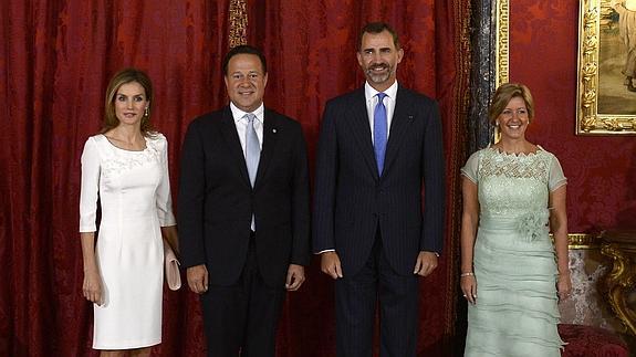 Los Reyes, junto al presidente panameño, Juan Carlos Varela, y su esposa.  