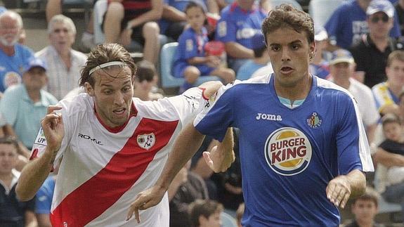 Pedro León (d), durante un partido de Primera. 