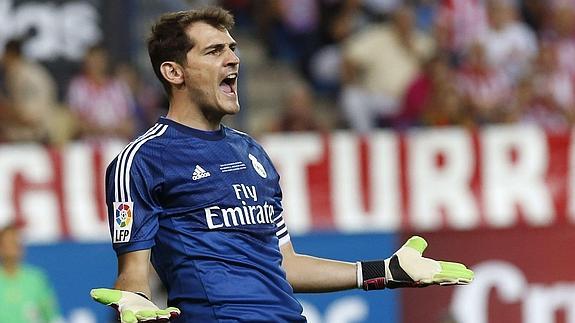 Casillas gesticula. 