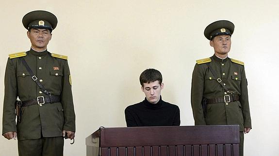 Miller, custodiado por dos militares norcoreanos. 