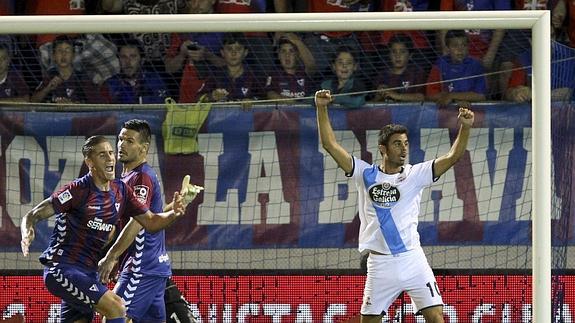 Juan Domínguez celebra el gol. 