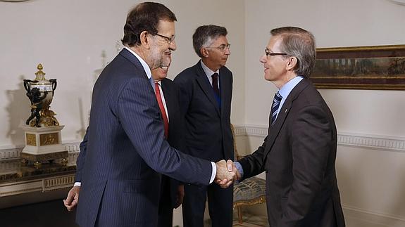 Rajoy saluda a Bernardino León. 