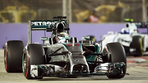 Hamilton rueda en el circuito de Singapur, donde ha sido el más rápido en los entrenamientos libres. 
