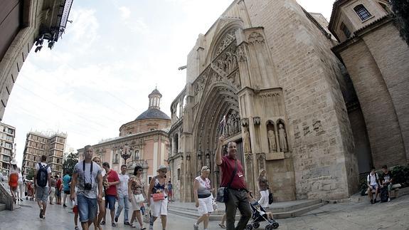 Un grupo de turistas, en la catedral de Valencia. 