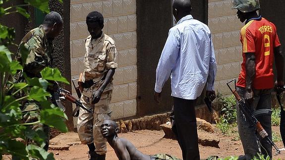 Un soldado apunta a otro en Bangui el febrero pasado. 