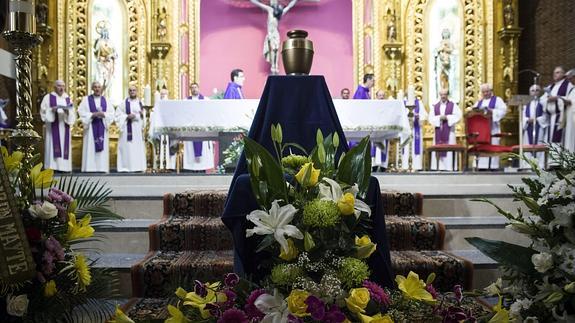 Las cenizas de Manuel García Viejo presiden el funeral por el religioso.