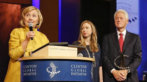 Hillary y Bill CLinton, junto a su hija Chelsey, en un acto este miércoles. 