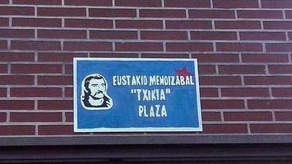 La placa con el nombre de "Txikia".